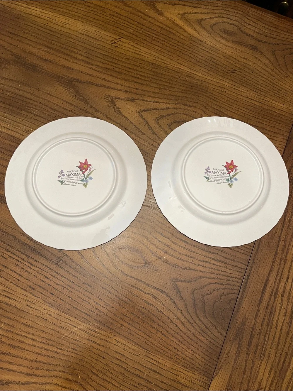 Mikasa Maxima dinnerware pieces in the 